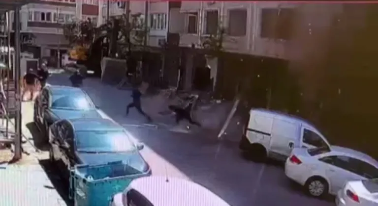 Sabah yaşanan depremde bir binanın balkonu çöktü!