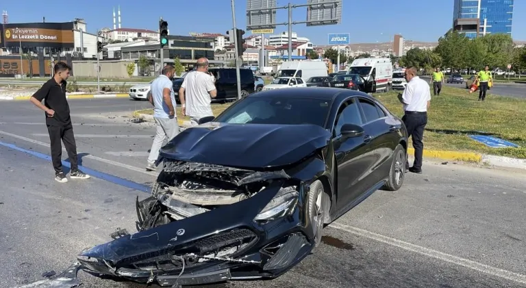 Dikkatsizlik kazaya neden oldu: 3 yaralı