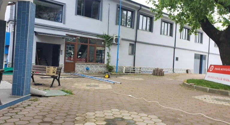 Din görevlisi tabela takarken yere düştü
