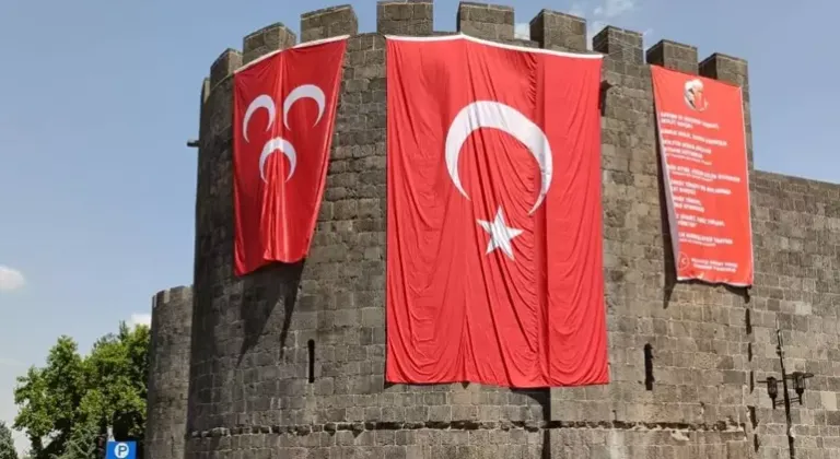 Diyarbakır'da barış şöleni! MHP ve Türk bayrakları asıldı
