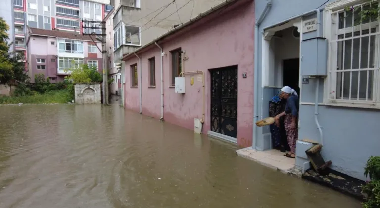 Edirne'yi sağanak vurdu! Yollar göle döndü