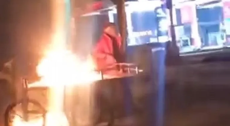 Ekmek teknesini ateşe verdi