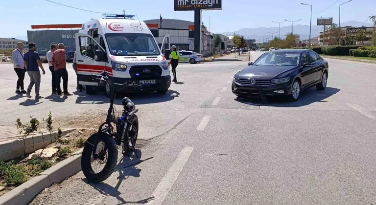 Elektrikli bisiklet ile otomobil çarpıştı: 1 yaralı