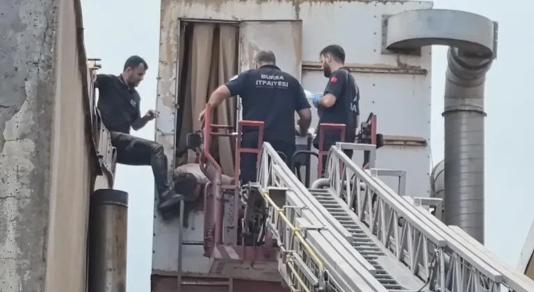 Fabrikada dehşet anları: Makineye sıkışan işçi böyle görüntülendi