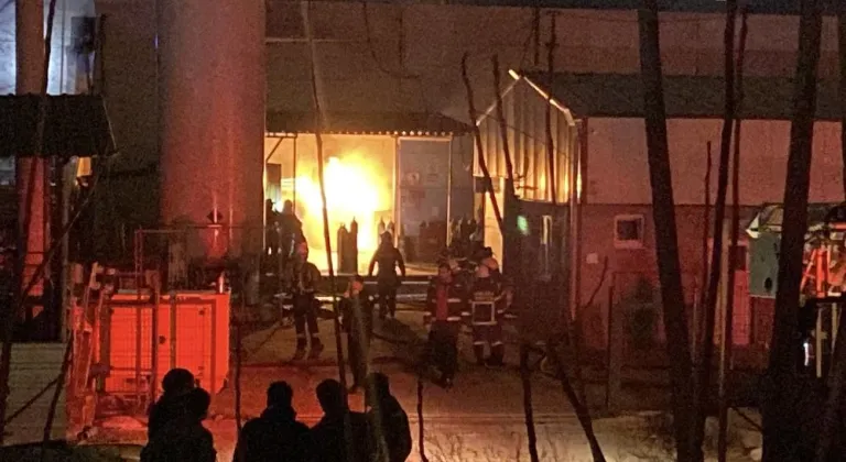 Gaz dolum tesisinde yangın: Tüpler alevlere teslim oldu