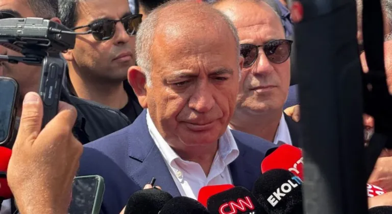 Gürsel Tekin, tepkilerle İstanbul İl Başkanlığı'na girdi