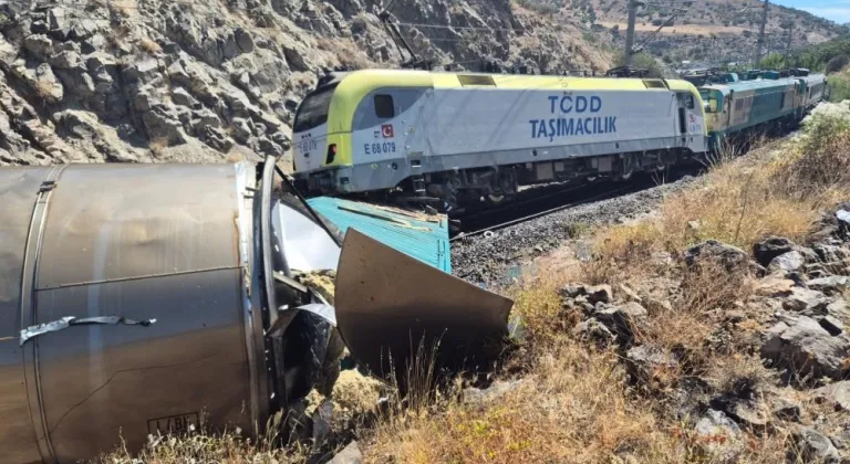 İki yük treni kafa kafaya çarpıştı