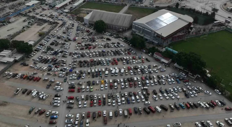 İkinci el oto pazarında bayram havası