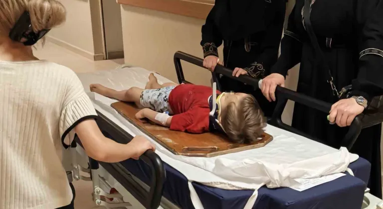 Bursada balkondan düşen 3 yaşındaki çocuk ağır yaralandı