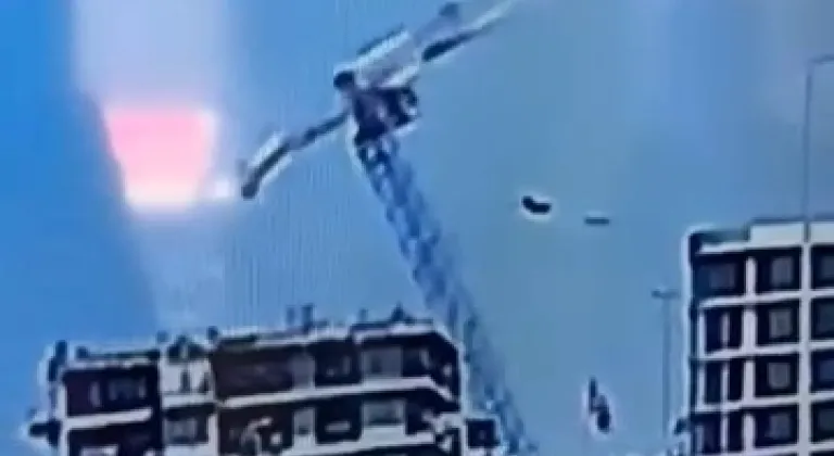 İnşaat alanındaki vincin devrilme anı kamerada