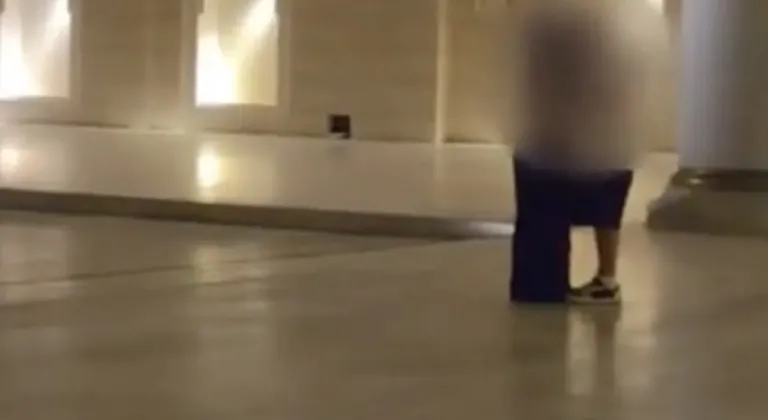 İstanbul'da camide uygunsuz hareketlerde bulunan 2 turist için hapis istemi