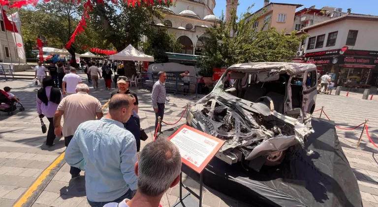Bursa 15 Temmuz'u unutmuyor! Tankın ezdiği araç o meydanda