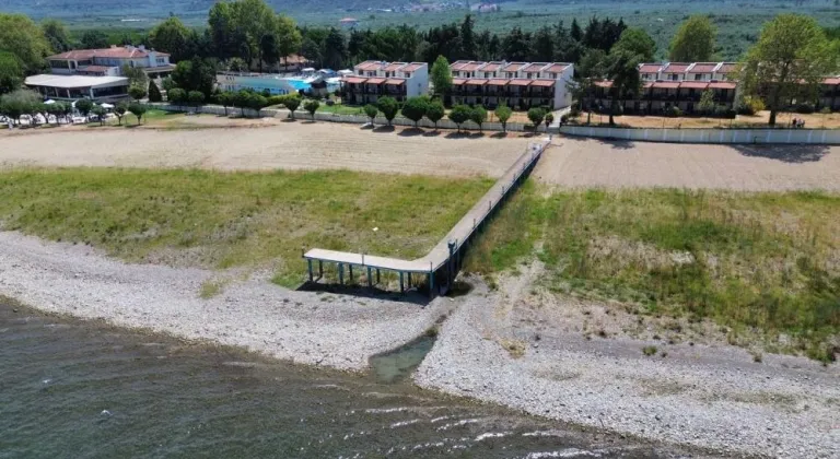 İznik Gölü'nde sular çekildi! İskele karada kaldı