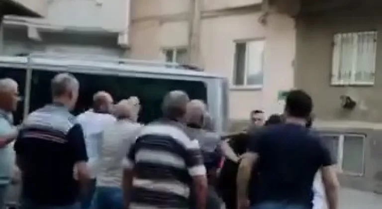Kalabalığın ortasında tekme tokat dövdüler