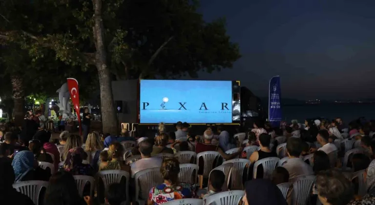 'Kamyoled Sineması' ile Bursalılar açık havada sinema keyfi yaşıyor