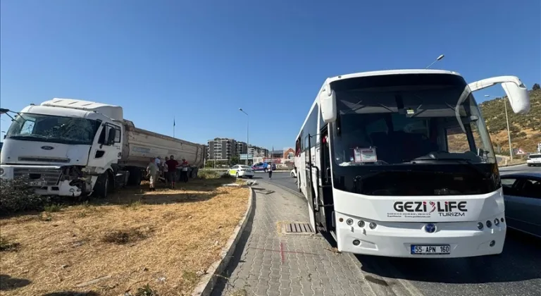 Kamyon gezi otobüsüne çarptı: 6 kişi yaralandı