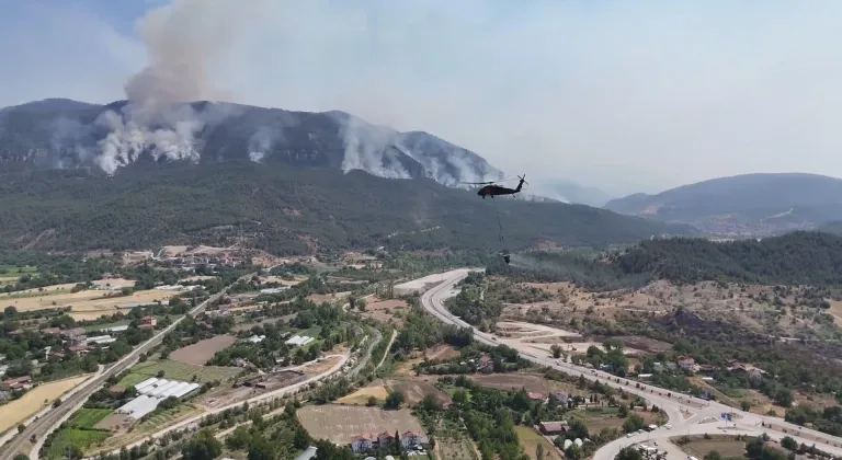 Karabük'teki orman yangınında dumanlar yükselmeye devam ediyor