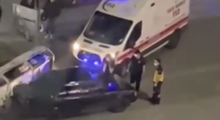 Kaza yapan alkollü sürücü kendini araca kilitledi