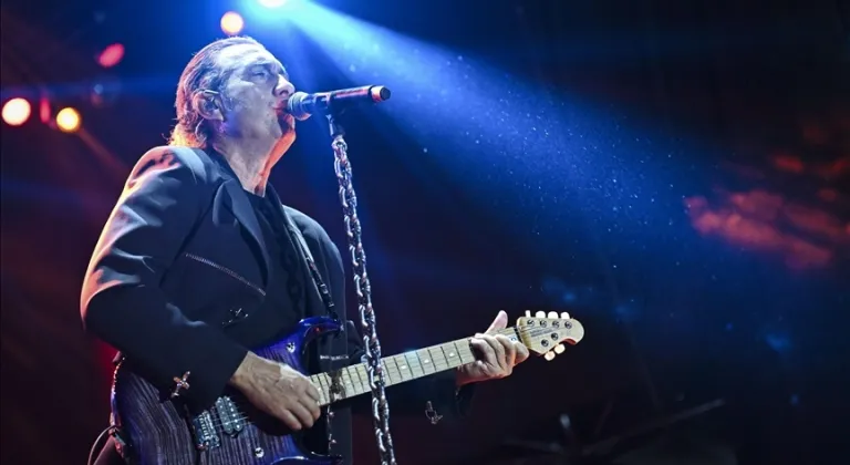 Kıraç, TEKNOFEST İstanbul'da konser verdi