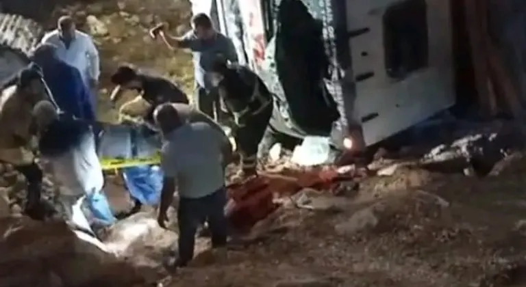 Kontrolden çıkan kamyon uçuruma yuvarlandı