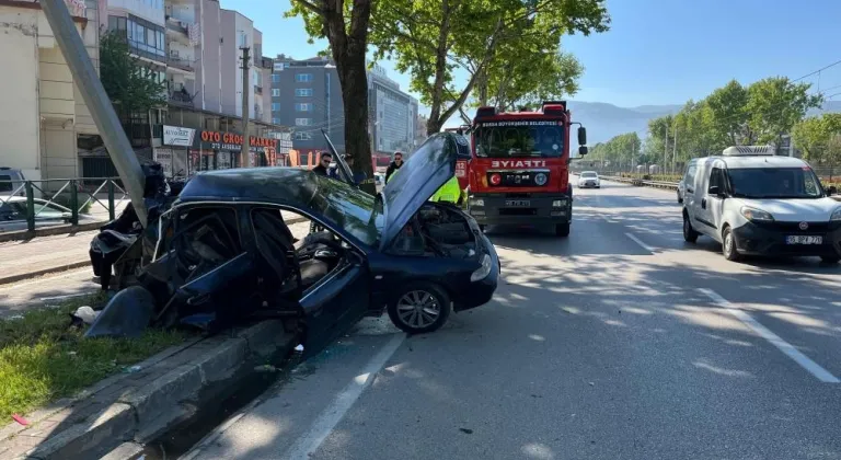 Kontrolden çıkan otomobil aydınlatma direğine çarptı: 1’i ağır 2 yaralı