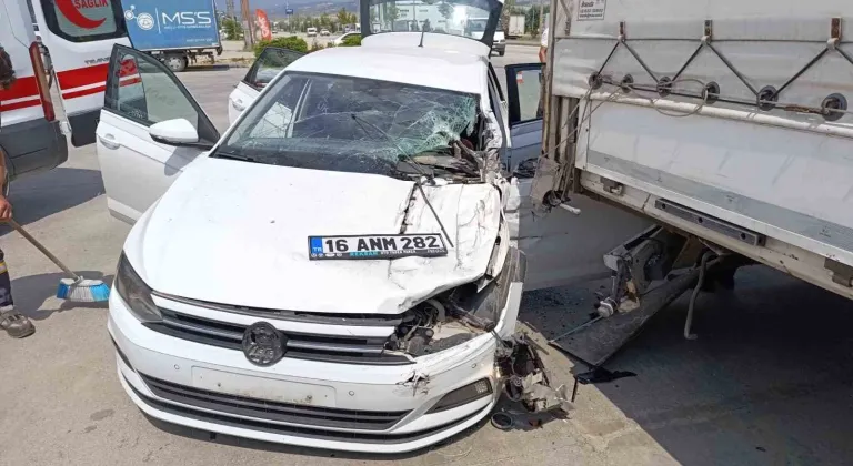 Kontrolden çıkan otomobil benzinlikteki tıra çarptı