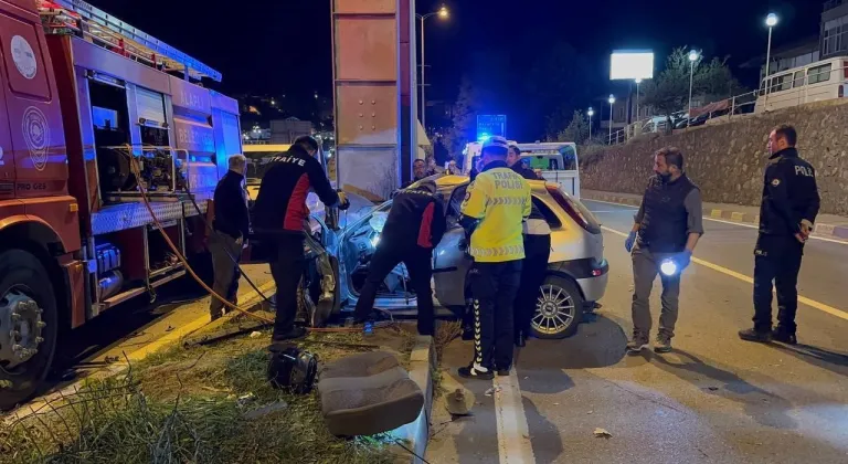 Kontrolden çıkan otomobil üst geçidin ayağına çarptı: 2 ölü