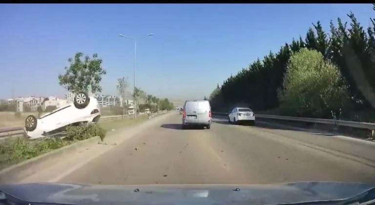 Bursa’da korku dolu anlar! Otomobil takla attı