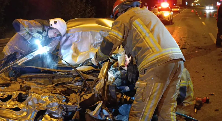 Bursa'da korkunç kaza! Otomobil kamyonun altına girdi, yarıya bölündü