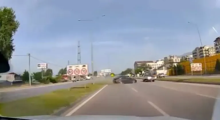 Lastiği patlayan otomobil karşı şeride uçtu