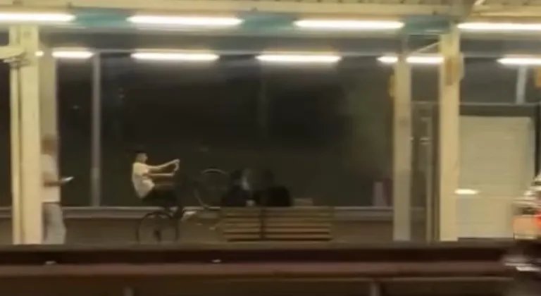 Metro istasyonunda tek teker üzerinde bisiklet sürdü