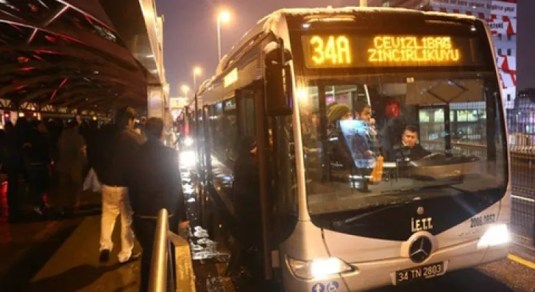 Metrobüs durağında havaya ateş eden şahıs gözaltına alındı
