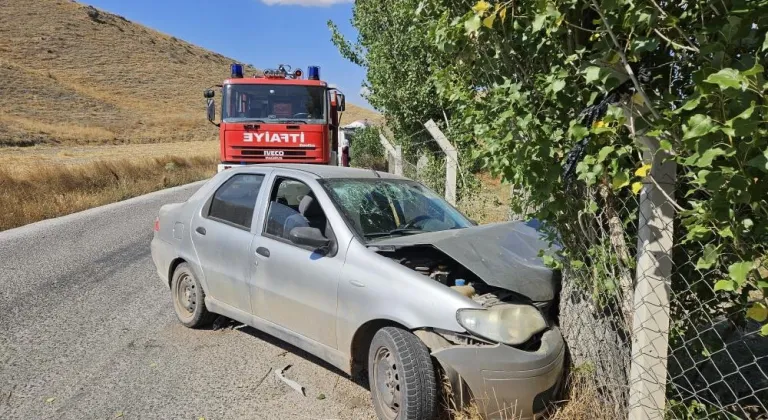 Minibüs ile otomobil çarpıştı: 2 yaralı