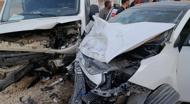 Minibüs ile otomobil çarpıştı: 5 yaralı