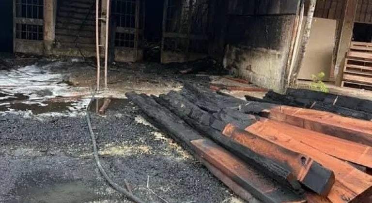 Bursa'da mobilya imalathanesi alev alev yandı