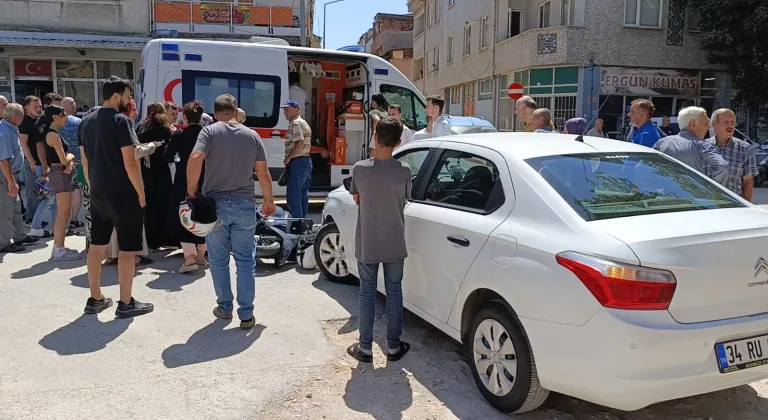 Motosiklet ile otomobil kafa kafaya çarpıştı