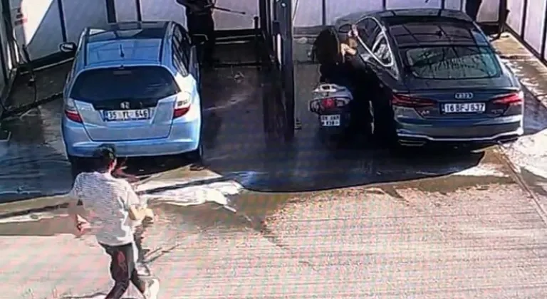 Motosikletli genç kız benzinlikte yıkanan otomobile çarptı