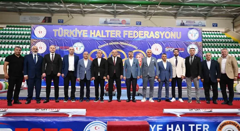 Naim Süleymanoğlu Spor Kompleksi’nde halter rüzgarı