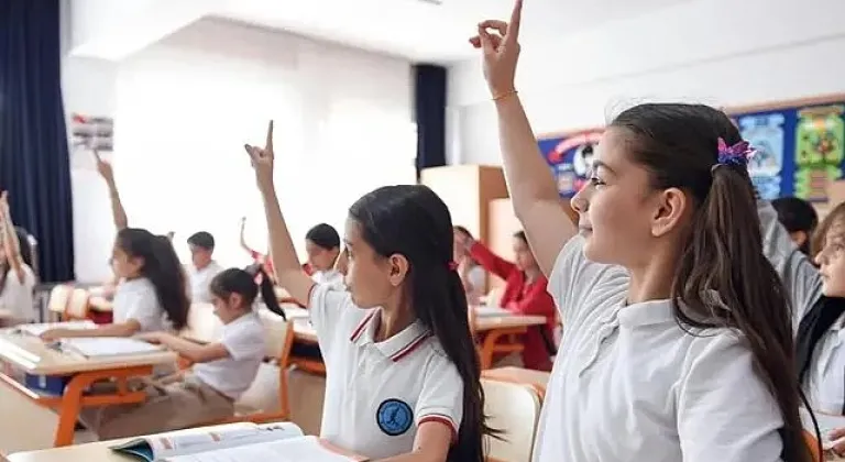 Okul üniformaları cep yakıyor! Devlette 1700 özelde 15 bin lira...