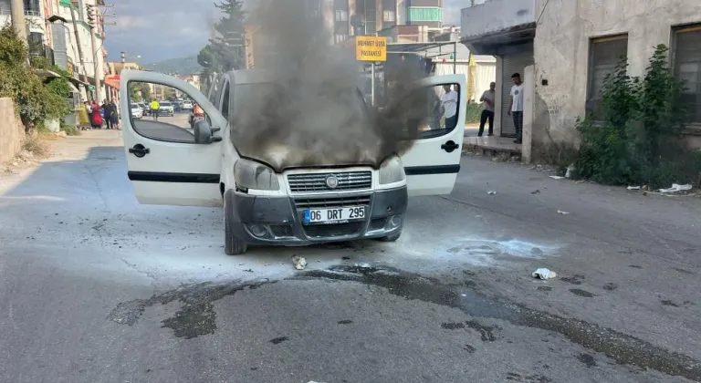 Osmaniye'de hafif ticari araç alev alev yandı