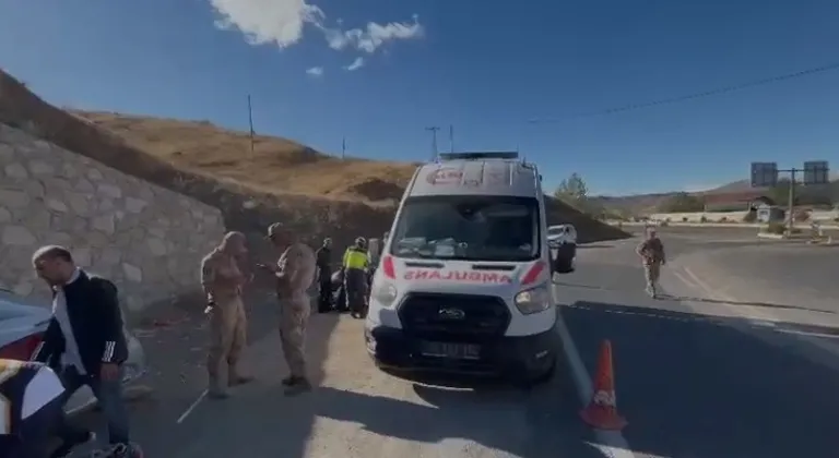 Otomobil durağa daldı: 1'i ağır 6 yaralı