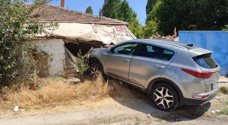 Otomobil müstakil eve girdi: 1 yaralı
