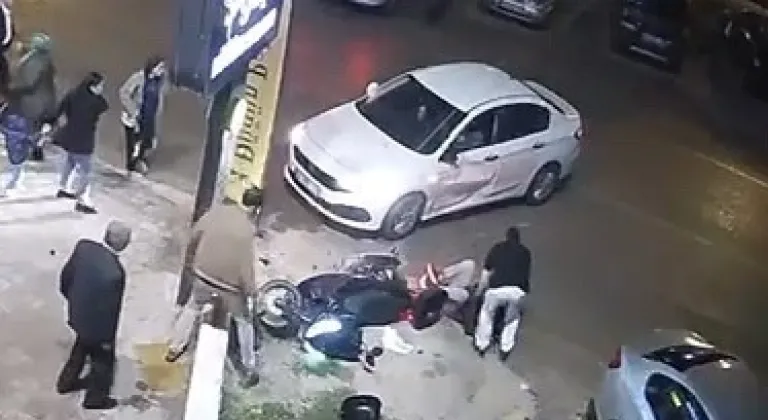 Otomobille motosikletin çarpıştığı kaza kamerada