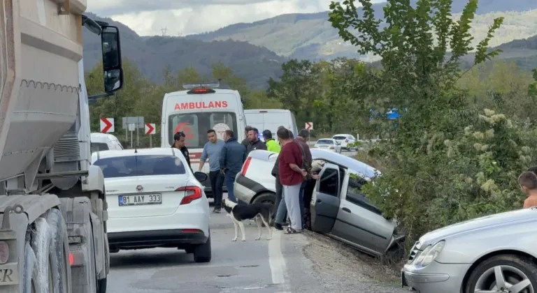 Otomobiller çarpıştı: 1’i çocuk 4 kişi yaralı