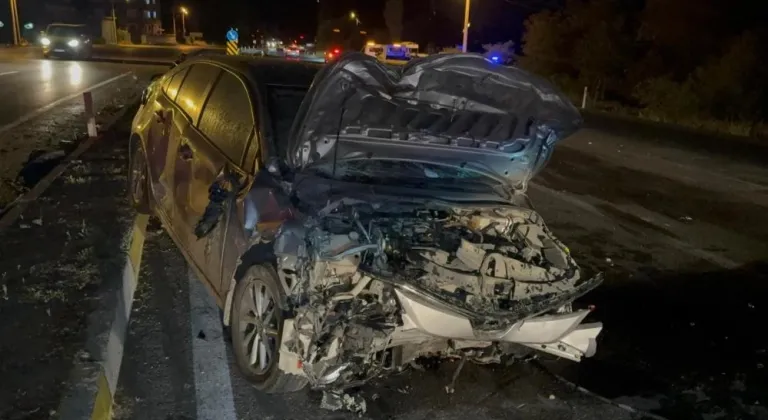 Otomobiller kafa kafaya çarpıştı: 1 kişi öldü, 2 kişi yaralandı