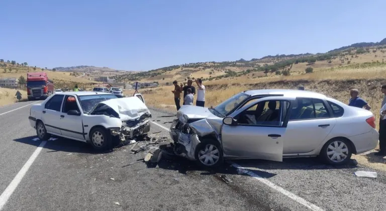 Otomobiller kafa kafaya çarpıştı: 2 yaralı