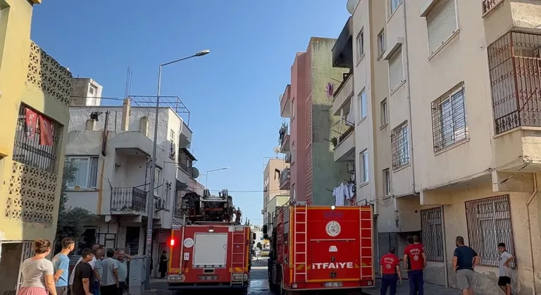 Oturduğu evi ateşe verip, eşyaları balkondan dışarı fırlattı