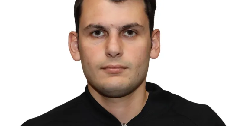 Oyundan atıldı, hakemi bıçakladı