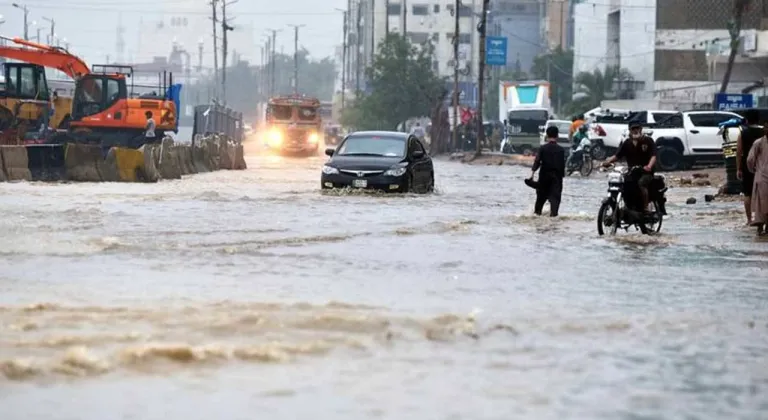 Pakistan’da muson yağışları nedeniyle can kaybı 800’e yükseldi