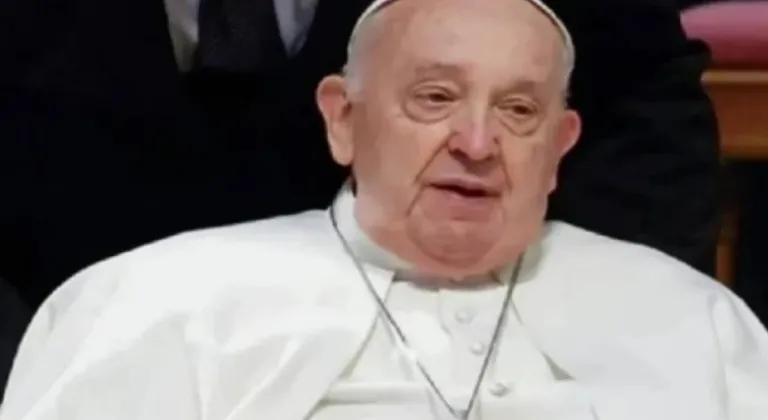 Papa Francis iki göz ölümden döndü